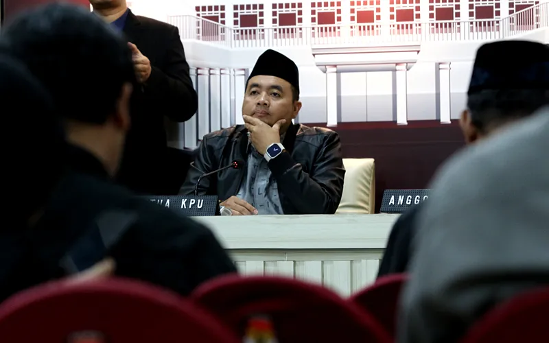 Ketua KPU RI Mochammad Afifuddin bersama Anggota KPU RI August Mellaz dan Yulianto Sudrajat menyampaikan keterangan terkait perkembangan pelaksanaan pemungutan suara ulang (PSU) pasca putusan Mahkamah Konstitusi (MK) di Kantor KPU RI, Jakarta, Senin (26/5/2025). KPU telah melaksanakan pemungutan suara ulang di tiga wilayah usai putusan MK yakni Kota Palopo, Sulawesi Selatan dengan tingkat partisipasi pemilih 74,90 persen, Kabupaten Pesawaran, Lampung dengan tingkat partisipasi 63,76 persen, dan 