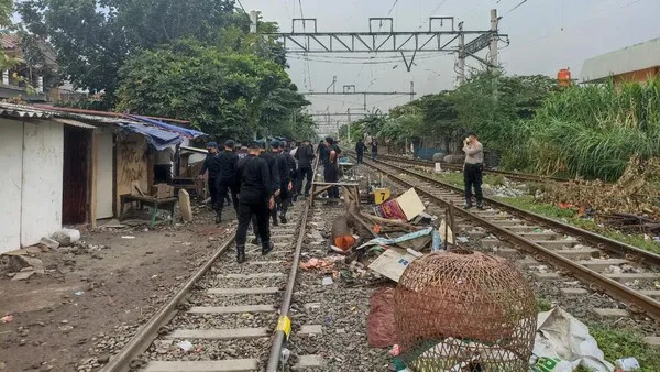 Polisi Gerebek Sarang Narkoba di Kampung Bahari, 9 Orang Diringkus. (detik).