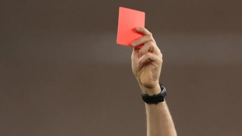Ilustrasi Kartu Merah. Foto: Getty Images/Jonathan Moscrop