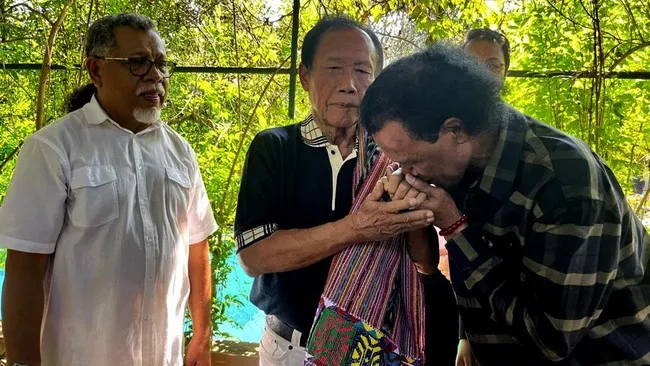 Minta Maaf Secara Adat Timor, Hercules Cium Tangan Sutiyoso. (Grib Jaya).