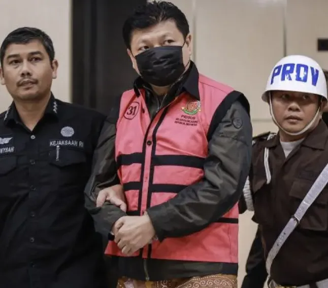 Mantan Dirut PT Sri Rejeki Isman Tbk (Sritex) Iwan Setiawan Lukminto (tengah) ditahan oleh penyidik Jampidsus Kejaksaan Agung (Kejagung), Jakarta, Rabu (21/5/2025). (Antara)