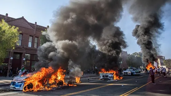 Kerusuhan di Los Angeles diwarnai aksi pembakaran mobil (Los Angeles Times via Getty Images/Robert Gauthier)