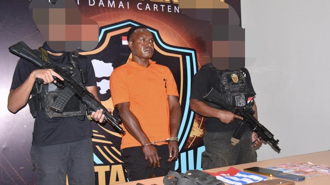 Satgas Operasi Damai Cartenz Meringkus Yekis Wanimbo yang berperan mendanai pembelian senjata api (Senpi). (Satgas Operasi Damai Cartenz).