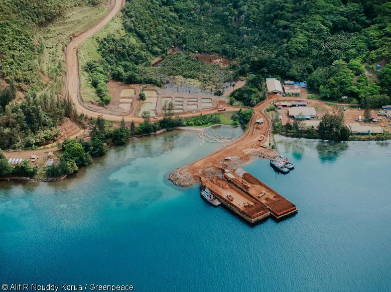 Aktivitas bongkar muat nikel di pelabuhan PT. GAG Nikel terletak di Pulau GAG, Kabupaten Raja Ampat, Papua Barat. (Greenpeace)
