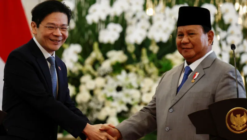 PM Singapura Lawrence Wong berjabat tangan dengan Presiden RI Prabowo Subianto, dalam kunjungan kenegaraan PM Wong ke Jakarta, Rabu (6/11/2024). (Jakarta Post) 