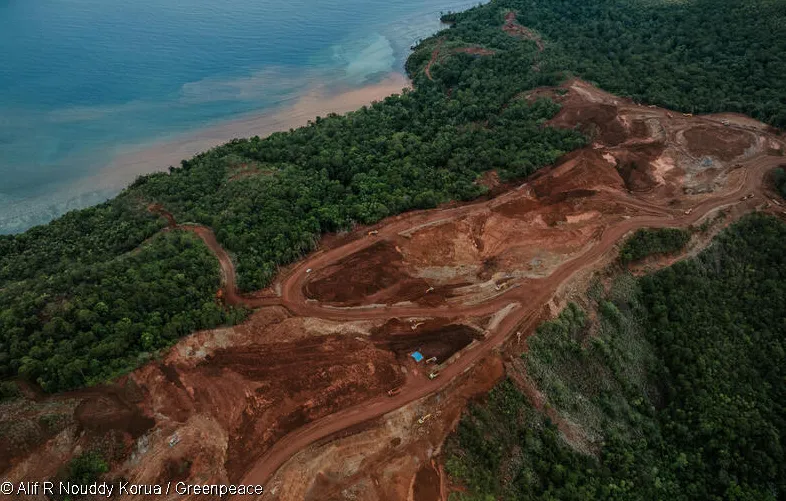Sedimen terlihat jelas di dekat operasi penambangan nikel di Pulau Kawe, Raja Ampat, yang mengubah warna air di salah satu wilayah laut dengan keanekaragaman hayati tertinggi di Indonesia. Konsesi tersebut mencakup area seluas 5.922 hektar dan terletak di dalam wilayah mega-keanekaragaman hayati Raja Ampat, Papua Barat. (Greenpeace)