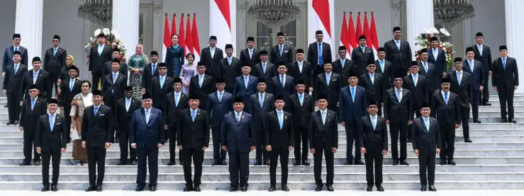Presiden Prabowo Subianto (depan, tengah) didampingi Wakil Presiden Gibran Rakabuming Raka (depan, keempat kanan) berfoto bersama jajaran Menteri dan Kepala Lembaga Tinggi Negara Kabinet Merah Putih yang baru dilantik di Istana Merdeka, Jakarta, Senin (21/10/2024). (Antara via BBC)