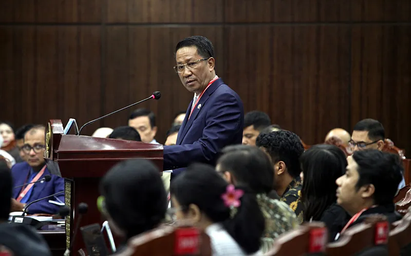 Mahkamah Konstitusi (MK) menggelar sidang lanjutan gugatan uji formil Undang-Undang Nomor 3 Tahun 2025 tentang Tentara Nasional Indonesia atau UU TNI. Menteri Pertahanan (Menhan) Sjafrie Sjamsoeddin, Wakil Menteri Pertahanan Donny Ermawan Taufanto dan Menteri Hukum (Menkum) Supratman Andi Agtas hadir langsung dalam persidangan mewakili pemerintah. Robinsar Nainggolan
