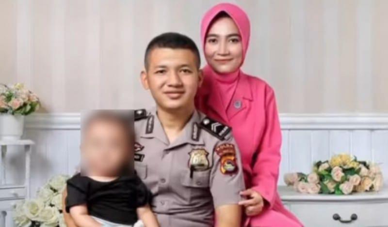 KORBAN: Almarhum Brigadir Muhammad Nurhadi bersama istri dan anaknya.(Tribun)