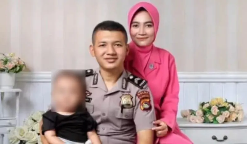 KORBAN: Almarhum Brigadir Muhammad Nurhadi bersama istri dan anaknya.(Tribun)