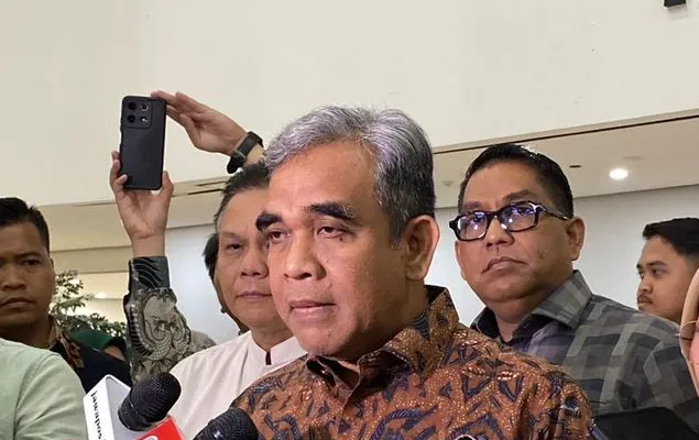Sekretaris Jenderal (Sekjen) Partai Gerindra Ahmad Muzani di Kompleks Parlemen, Senayan, Jakarta Pusat, Jumat (23/5/2025).(Kompas))