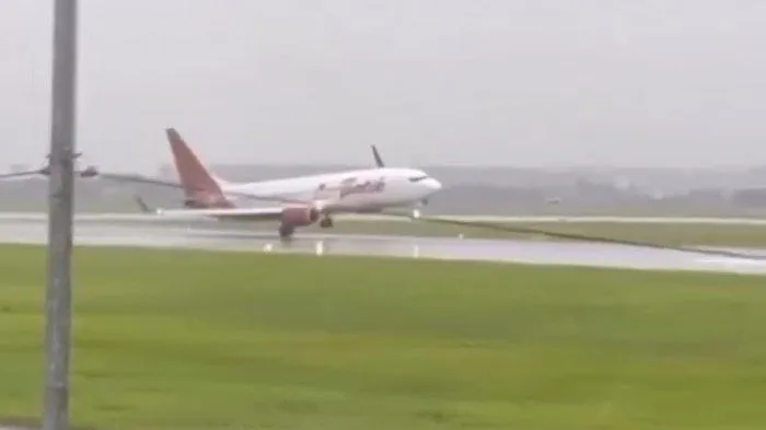 Mencekam, Pesawat Batik Air Mendarat Miring di Bandara Soekarno-Hatta. (Istimewa).