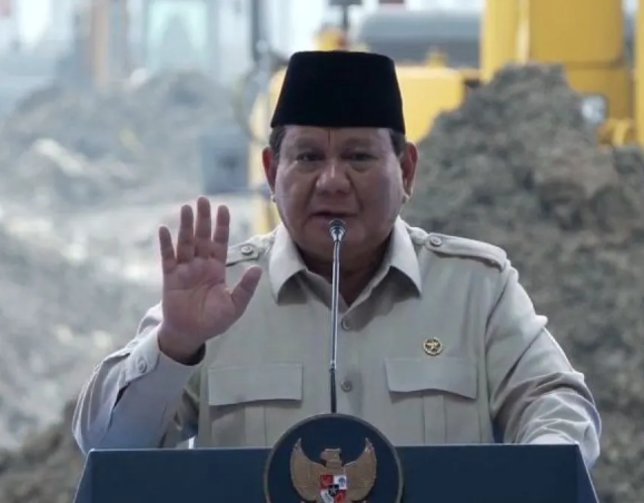 Presiden RI Prabowo Subianto memberikan sambutan pada peresmian peletakan batu pertama (groundbreaking) pembangunan proyek Ekosistem Industri Baterai Kendaraan Listrik Terintegrasi Konsorsium ANTAM-IBC-CBL di Kawasan Artha Industrial Hills (AIH), Karawang, Jawa Barat, Minggu (29/6/2025). (Antaranews)