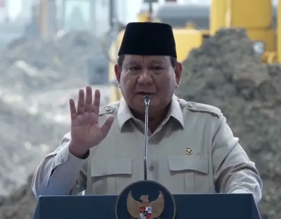Presiden RI Prabowo Subianto memberikan sambutan pada peresmian peletakan batu pertama (groundbreaking) pembangunan proyek Ekosistem Industri Baterai Kendaraan Listrik Terintegrasi Konsorsium ANTAM-IBC-CBL di Kawasan Artha Industrial Hills (AIH), Karawang, Jawa Barat, Minggu (29/6/2025). (Antaranews)