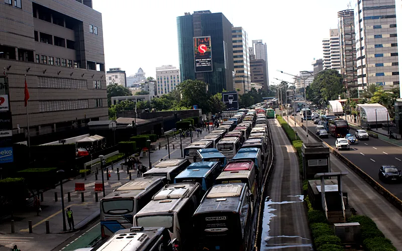 Pengendara terjebak macet saat melintasi kawasan Bunderan Hotel Indonesia, Jakarta Pusat pada Selasa (1/7/2025) pagi ini. Kemacetan ini diduga imbas penutupan ruas jalan di sekitar Monas dalam rangka peringatan Hari Ulang Tahun (HUT) ke-79 Bhayangkara. Robinsar Nainggolan