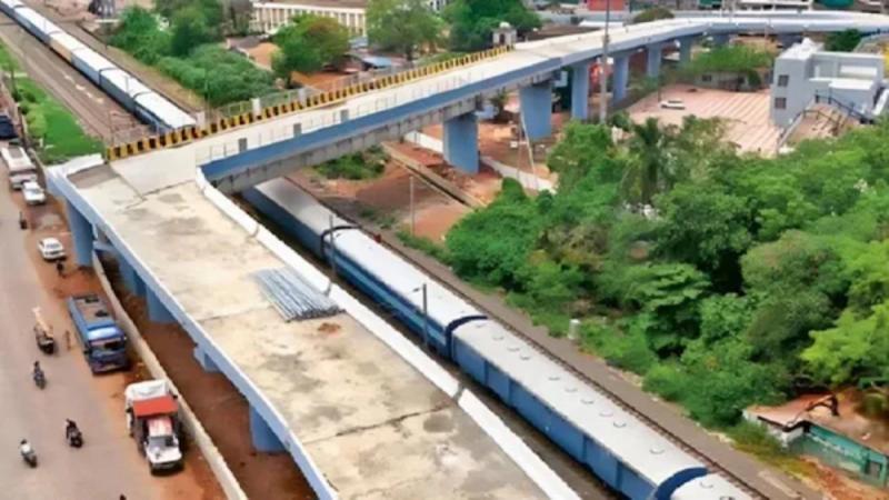 Flyover dengan tikungan 90 derajat di India. Foto: Dok.Oddity Central
