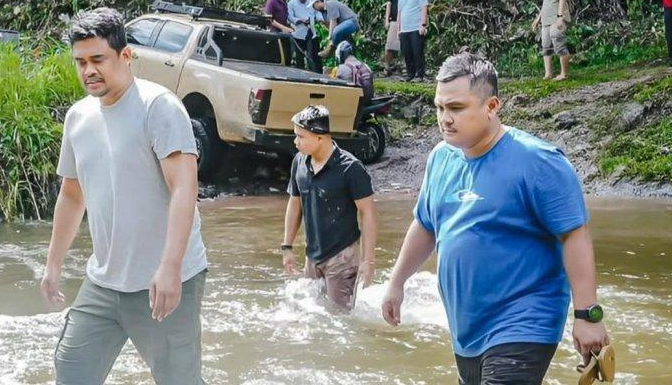 Gubernur Sumut Bobby Nasution bersama Kepala Dinas PUPR Sumut Topan Obaja Ginting saat meninjau jalan di Sipiongot beberapa waktu lalu. (Tribun Medan)