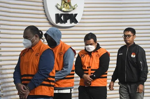 Kepala Dinas PUPR Sumut Topan Obaja Putra Ginting (kedua kanan) bersama tersangka lain dalam kasus dugaan korupsi proyek pembangunan jalan di Dinas PUPR dan preservasi jalan di Satuan Kerja Pelaksanaan Jalan Nasional (PJN) Wilayah I Sumatera Utara, di Gedung Merah Putih KPK. (Antara via Kumparan)