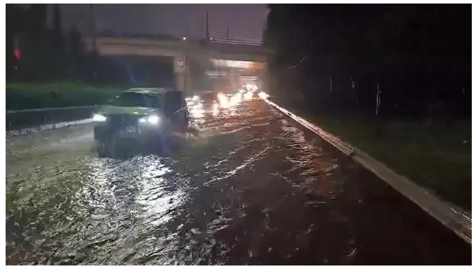 Akibat Hujan Lebat Banjir Tol Cawang Bikin Macet Parah! foto beritasatu.com