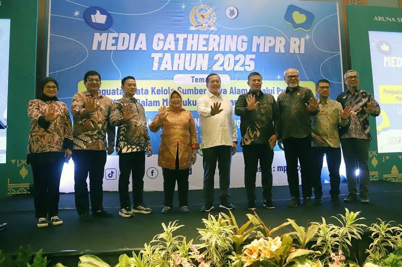 Sekjen MPR RI Siti Fauziah dalam acara pembukaan Gathering MPR RI di Lombok Nusa Tenggara Barat, Jumat (11/07/2025).