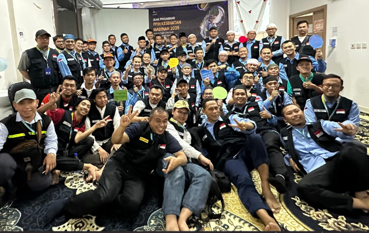 Anggota PPIH Arab Saudi Bidang Kesehatan saat penutupan KKHI Madinah. (Kemenag)