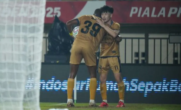 Penyerang sayap Dewa United Taisei Marukawa merayakan keberhasilan mencetak gol ke gawang Liga Indonesia All-Stars pada partai perebutan ketiga Piala Presiden 2025 di Stadion Si Jalak Harupat, Kabupaten Bandung, Sabtu (12/7/2025). (Antaranews)