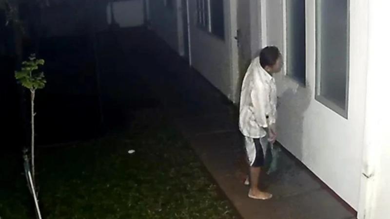 Penjaga Kos Mondar-mandir Bawa Sapu di Depan Kamar Diplomat Muda. (Istimewa).