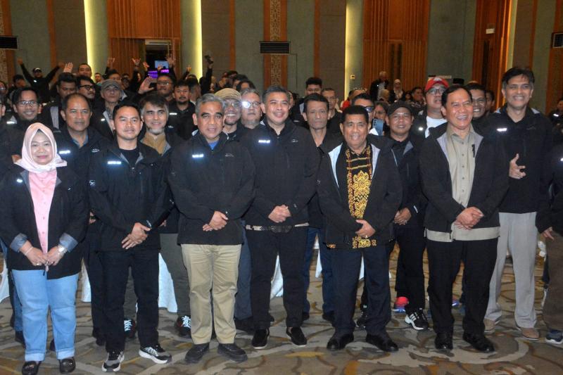 Ketua MPR RI Ahmad Muzani bersama para jajaran Kesekjenan MPR dan Wartawan Parlemen ketika menghadiri Media Gathering MPR RI 2025 (Istimewa)