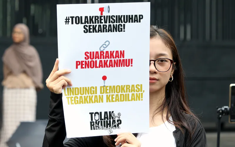 Massa yang berasal dari Koalisi Masyarakat Sipil dan Mahasiswa melakukan aksi berdemo menolak RKUHP yang sudah disahkan di pintu gerbang pancasila gedung DPR RI. Koalisi Masyarakat Sipil menolak pengesahan RKUHP tersebut karena minimnya partisipasi masyarakat dan masih banyak pasal yang dianggap bermasalah. Robinsar Nainggolan