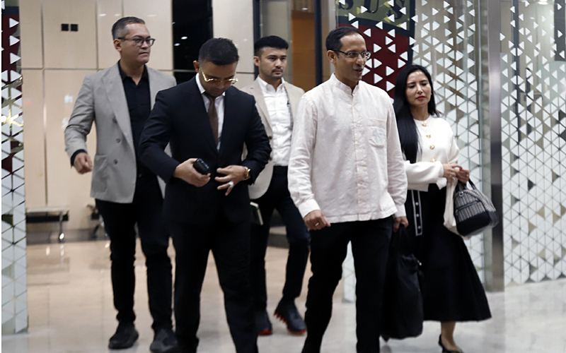 Mantan Menteri Pendidikan, Kebudayaan, Riset, dan Teknologi (Mendikbudristek) 2019-2024 Nadiem Makarim usai menjalani pemeriksaan di Jampidsus, Kejaksaan Agung, Jakarta Selatan, Selasa (15/7/2025). Nadiem Makarim diperiksa Kejaksaan Agung selama 9 jam dalam kasus dugaan korupsi pengadaan sistem chromebook di Kemendikbudristek yang diketahui menghabiskan anggaran Rp9,9 triliun. Robinsar Nainggolan