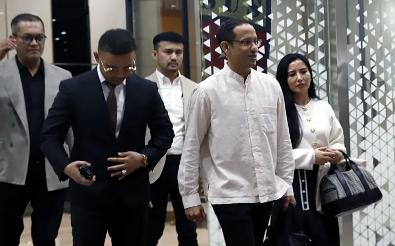 Mantan Menteri Pendidikan, Kebudayaan, Riset, dan Teknologi (Mendikbudristek) 2019-2024 Nadiem Makarim usai menjalani pemeriksaan di Jampidsus, Kejaksaan Agung, Jakarta Selatan, Selasa (15/7/2025). Nadiem Makarim diperiksa Kejaksaan Agung selama 9 jam dalam kasus dugaan korupsi pengadaan sistem chromebook di Kemendikbudristek yang diketahui menghabiskan anggaran Rp9,9 triliun. Robinsar Nainggolan