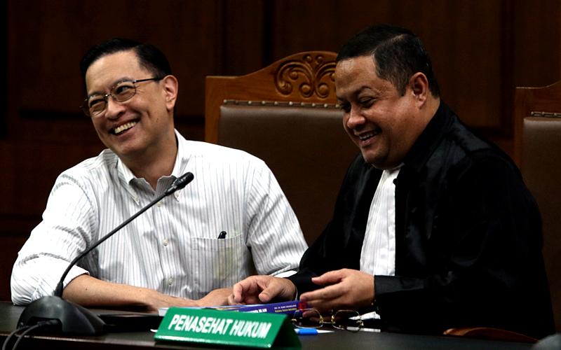 Mantan Menteri Perdagangan Thomas Trikasih Lembong atau Tom Lembong divonis 4 tahun dan enam bulan (4,5 tahun) penjara dalam kasus dugaan korupsi impor gula dan pidana denda Rp750 juta subsider 6 bulan kurungan. Putudan tersebut dibacakan oleh ketua majelis hakim Dennie Arsan Fatrika saat membacakan amar putusan di Pengadilan Tipikor Jakarta, Jumat (18/7/2025). Robinsar Nainggolan