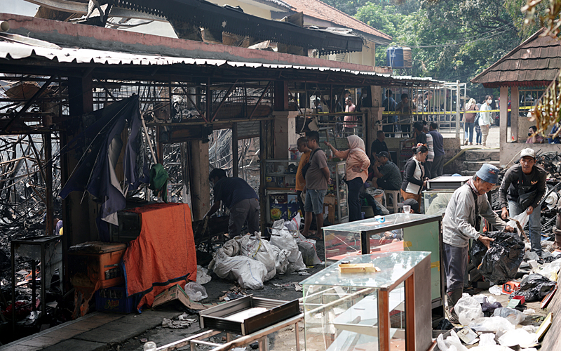 Puing-puing Sisa Kebakaran Taman Puring