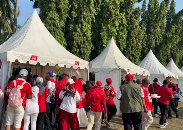 Sebanyak 600 UMKM binaan Pemprov DKI dan Kementerian UMKM meramaikan Pesta Rakyat di Monas, Minggu (17/8). (Antaranews)