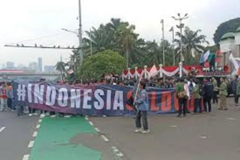 Unjukrasa di DPR, bendera One Pieces dan Spanduk Indonesia Sold Out Berkibar (Kompas)