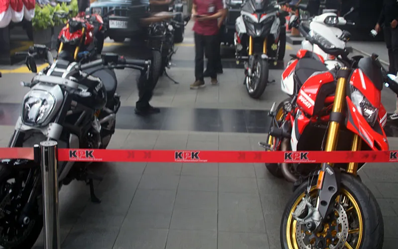 Komisi Pemberantasan Korupsi (KPK) menyita 20 kendaraan mewah sebagai barang bukti (barbuk) dalam rangkaian Operasi Tangkap Tangan (OTT) terkait dugaan pemerasan dalam pengurusan sertifikasi Keselamatan dan Kesehatan Kerja (K3) di Kementerian Ketenagakerjaan (Kemnaker). Dari total kendaraan tersebut, 14 unit merupakan mobil dan 6 unit lainnya motor. Robinsar Nainggolan