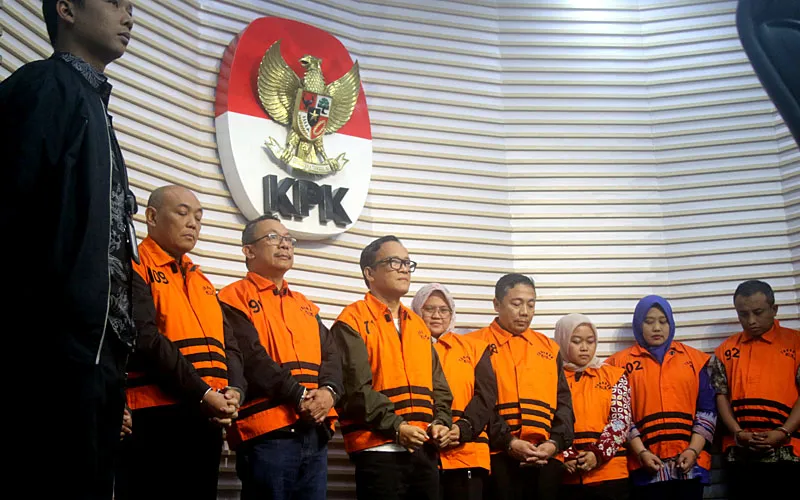 KPK selesai melakukan pemeriksaan terhadap Wakil Menteri Ketenagakerjaan (Wamenaker) Immanuel Ebenezer atau Noel setelah terjaring dalam operasi tangkap tangan (OTT). KPK langsung menahan Noel, selanjutnya melakukan penahanan terhadap para tersangka untuk 20 hari pertama terhitung Jumat (22/8/2025). Robinsar Nainggolan