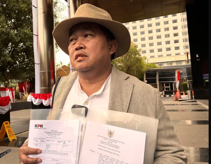 Koordinator MAKI Boyamin Saiman di Gedung Merah Putih KPK. (Kompas)