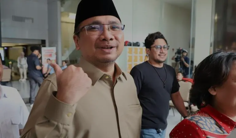 Mantan Menteri Agama Yaqut Cholil Qoumas meninggalkan Gedung Merah Putih KPK, Jakarta, Kamis (7/8/2025) usai diperiksa. (Detik)