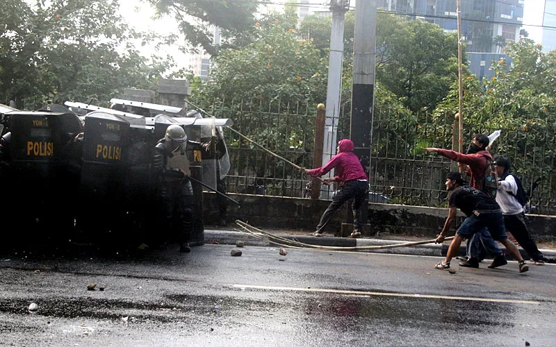 Unjuk rasa sekelompok orang di depan gedung DPR, Jakarta, Senin (25/08), berlangsung ricuh setelah aparat polisi menghadangnya. Para pendemo mempertanyakan gaji dan tunjangan anggota DPR yang melebihi Rp100 juta. Robinsar Nainggolan