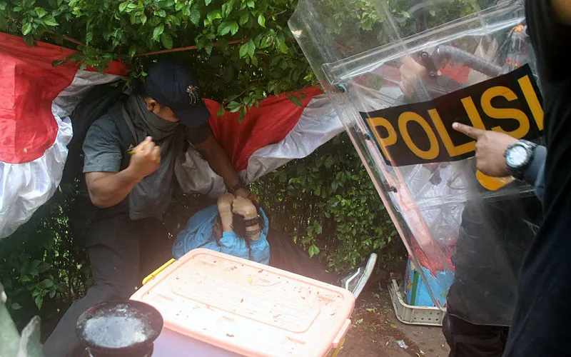 Unjuk rasa sekelompok orang di depan gedung DPR, Jakarta, Senin (25/08), berlangsung ricuh setelah aparat polisi menghadangnya. Para pendemo mempertanyakan gaji dan tunjangan anggota DPR yang melebihi Rp100 juta. Robinsar Nainggolan