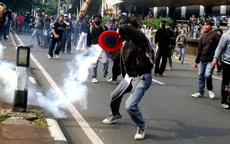 Unjuk rasa sekelompok orang di depan gedung DPR, Jakarta, Senin (25/08), berlangsung ricuh setelah aparat polisi menghadangnya. Para pendemo mempertanyakan gaji dan tunjangan anggota DPR yang melebihi Rp100 juta. Robinsar Nainggolan