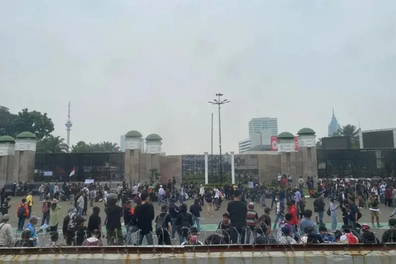 Aksi unjuk rasa di depan Gedung DPR RI, Jakarta pada Senin 25 Agustus 2025. (Sumber: X/@wahibmuhibi)