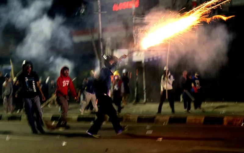 Kericuhan antara aparat kepolisian dengan massa aksi masih terus terjadi di kawasan Pejompongan, Jakarta Pusat, hingga Kamis (28/8/2025) Malam. Aksi saling tembak terjadi antara polisi dan massa aksi. Robinsar Nainggolan