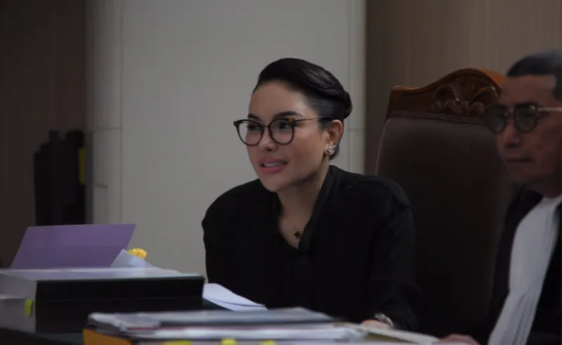 Aktris Nikita Mirzani menjalani sidang perkara pemerasan terhadap Reza Gladys dan TPPU di PN Jakarta Selatan, Kamis (28/8). (LnJ)