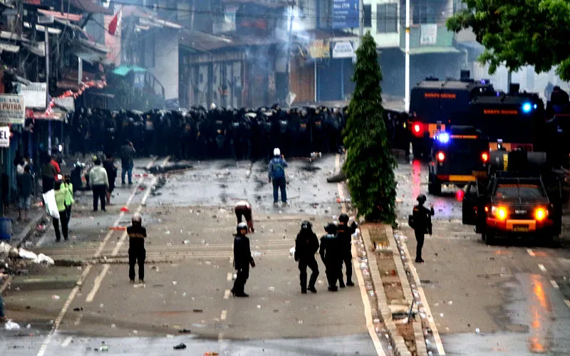 Kericuhan antara aparat kepolisian dengan massa aksi masih terus terjadi di kawasan Pejompongan, Jakarta Pusat, hingga Kamis (28/8/2025) Malam. Aksi saling tembak terjadi antara polisi dan massa aksi. Robinsar Nainggolan