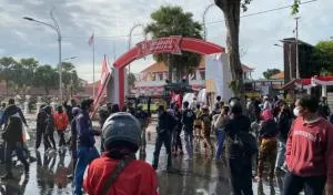 Aksi Masyarakat Sipil Surabaya Digelar hingga Malam Dibubarkan Aparat 
