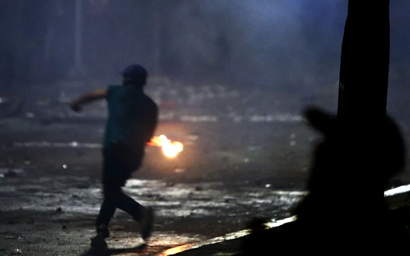 Aksi massa yang melakukan unjuk rasa di depan Markas Komando Brigade Mobil (Mako Brimob) di Kwitang, Senen, Jakarta Pusat, pada Jumat (29/8/2025) WIB terus memanas. Dari pagi hingga petang, para pendemo berteriak pembunuh. Robinsar Nainggolan