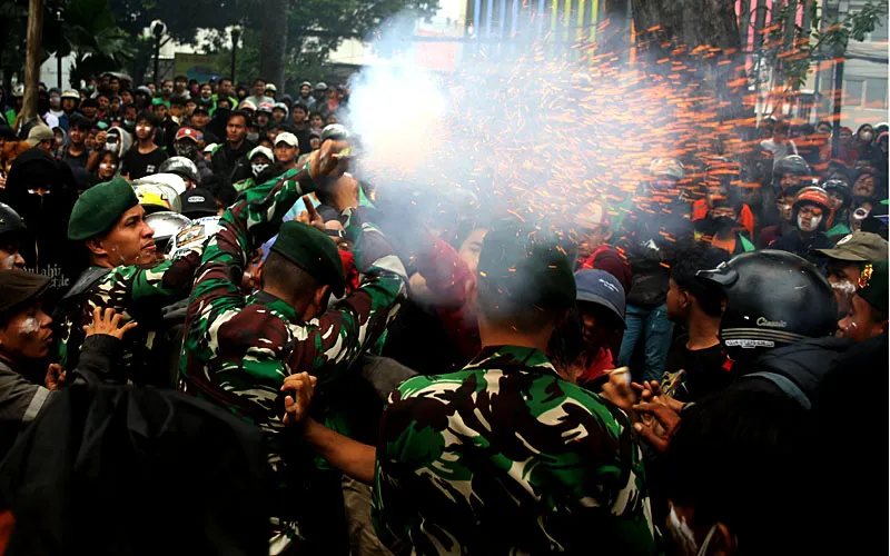 Aksi massa yang melakukan unjuk rasa di depan Markas Komando Brigade Mobil (Mako Brimob) di Kwitang, Senen, Jakarta Pusat, pada Jumat (29/8/2025) WIB terus memanas. Dari pagi hingga petang, para pendemo berteriak pembunuh. Robinsar Nainggolan