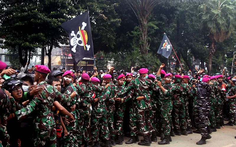 Aksi massa yang melakukan unjuk rasa di depan Markas Komando Brigade Mobil (Mako Brimob) di Kwitang, Senen, Jakarta Pusat, pada Jumat (29/8/2025) WIB terus memanas. Dari pagi hingga petang, para pendemo berteriak pembunuh. Robinsar Nainggolan